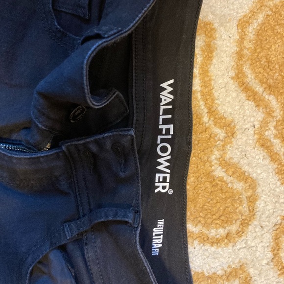 WALLFLOWER BLACK HIGH RISE SHORTS - Picture 3 of 4